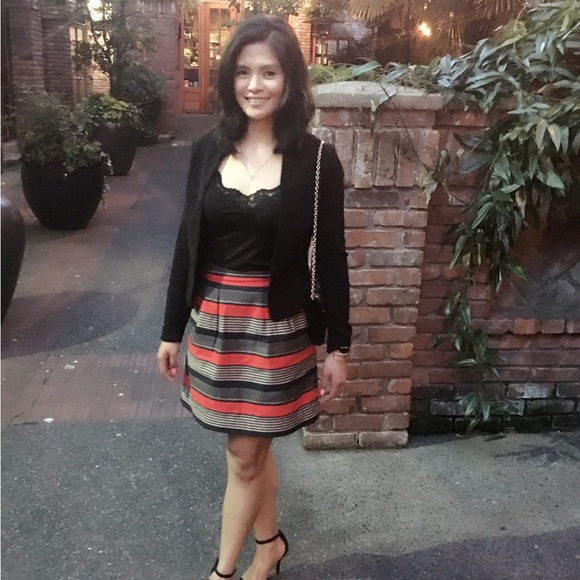 Banana Republic Skirt. Size 2 - Picture 3 of 9